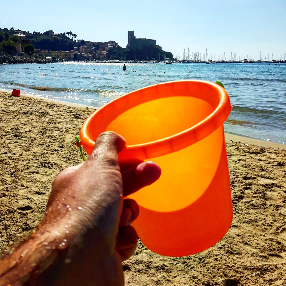 leodimpo's tweet photo. Anche nella nuotata di oggi ho incontrato #plastica da rimuovere dai fondali! Un secchiello! Lo userò per replicare in sabbia quello sullo sfondo! #plasticfree #wwfsub @SergioCosta_min @MarevivoItalia @WWFitalia https://t.co/gnHxBIqk47