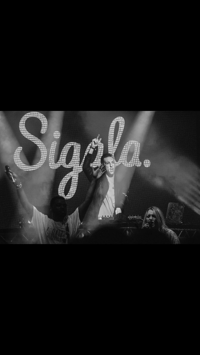 igloomuzik's tweet photo. so happy for the talented @i_am_river_ killing it on stage with SIGALA, cant wait for you to hear the EP we have been cooking up in the studio. https://t.co/S9mbpWbyiE