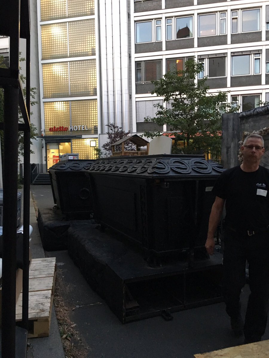 margreeth4's tweet image. #derniere #september2016 #theaterdesWestens Die Gruft kommt wieder zurück!