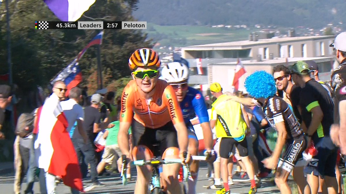 44 km - Niemand minder dan Antwan Tolhoek trekt het peloton uit elkaar. 

Een Italiaan en een Spanjaard kunnen volgen, het ziet er indrukwekkend uit van Tolhoek.
