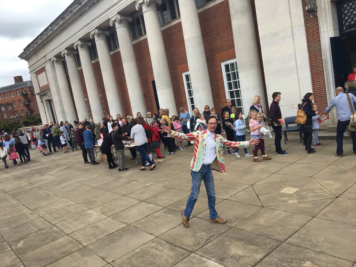 MarlbLitFest's tweet image. Queue building outside #MemHall for second sell out ⁦@davidwalliams⁩ talk this afternoon (complete with ⁦@whitehorsebooks⁩ #FestivalJacket) ⁦@MarlboroughCol⁩ ⁦@stfrancispewsey⁩ ⁦@AdeAdepitan⁩ ⁦@HarperCollinsCh⁩ #MLF2018 #marlborough