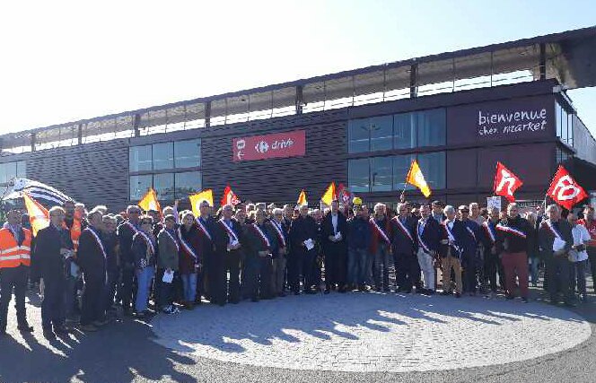 Crocq9's tweet photo. Forte mobilisation des salariés et des élus, ce matin, à
Chartres-de-Bretagne pour dénoncer l'ouverture, le dimanche, de supermarchés Carrefour du Pays-de-Rennes. Tous ont réclamé à Carrefour le respect de l'accord local. https://t.co/kYnXIv4qtU