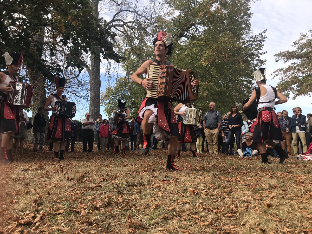 ChateauOiron's tweet photo. La fanfare Ça va valser apporte autant de nostalgies, de joies que du loufoque dans le parc aux couleurs automnales ! Le public est ravi! #FanfOiron https://t.co/NGr8HYAakn