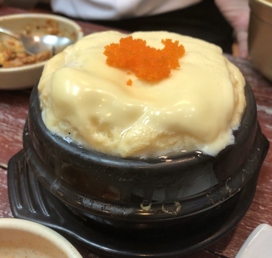 GerrardNan's tweet photo. Xiu1988cafe ลาดพร้าววังหิน81 อาหารเกาหลี มาซ้ำรอบ2 ซี่โครงหมูเผ็ดอร่อย แต่คราหลังจะบอกไม่ใส่เส้นรามยอนมันดูดซุปอยากซดซุปเผ็ดๆ ข้าวกำไข่กุ้งเป็นอีกเมนูที่แนะนำให้สั่ง เค็มๆหอมน้ำมันงา ไข่กุ้งกรุบๆ แต่วันนี้เค้าหุงข้าวมาแข็งไปหน่อย คอร์นชีสยืดสะใจ ไข่ตุ๋นฟูนุ่ม #อร่อยไปแดก @aroii https://t.co/02yZjae0XF