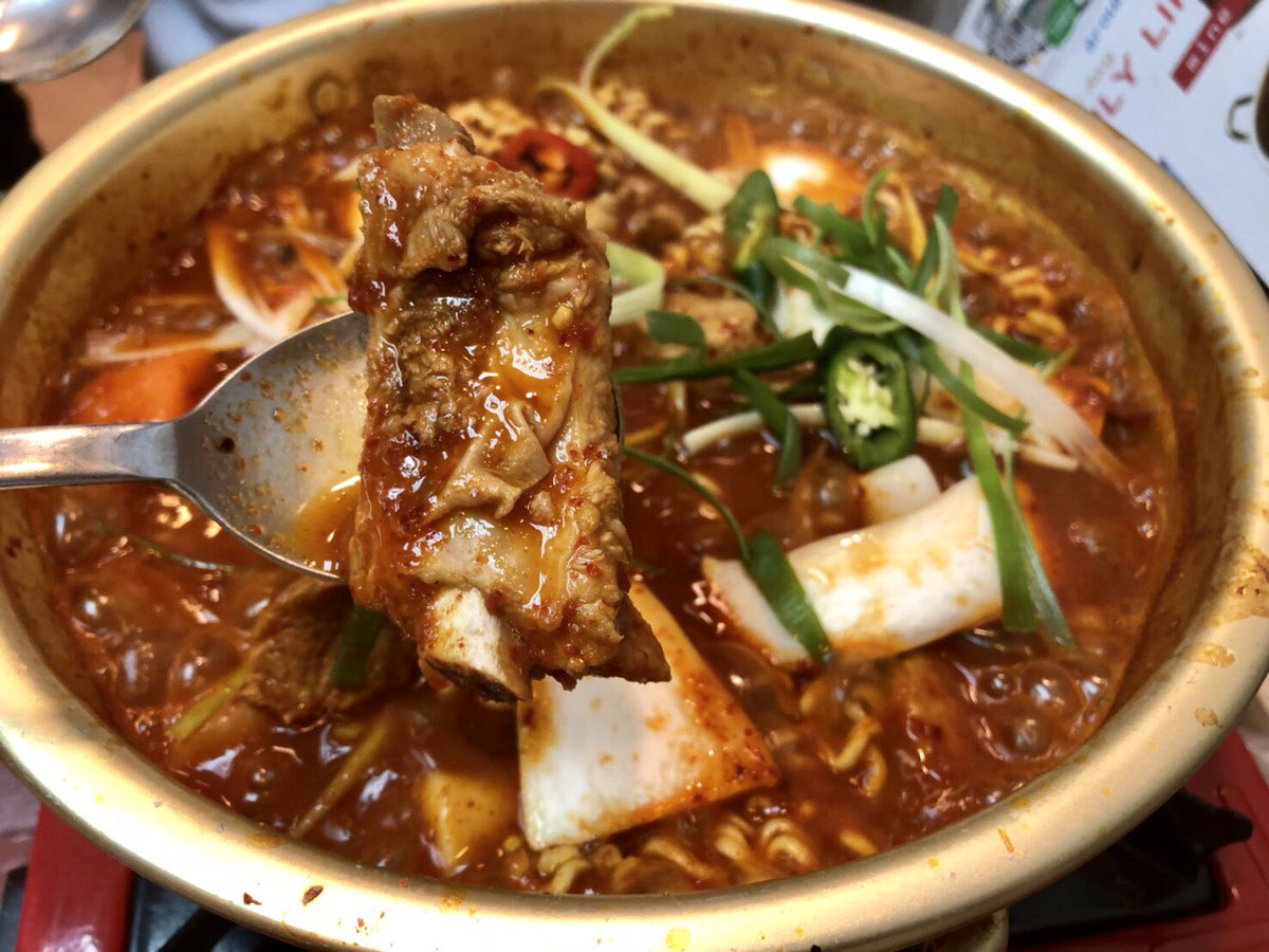 GerrardNan's tweet photo. Xiu1988cafe ลาดพร้าววังหิน81 อาหารเกาหลี มาซ้ำรอบ2 ซี่โครงหมูเผ็ดอร่อย แต่คราหลังจะบอกไม่ใส่เส้นรามยอนมันดูดซุปอยากซดซุปเผ็ดๆ ข้าวกำไข่กุ้งเป็นอีกเมนูที่แนะนำให้สั่ง เค็มๆหอมน้ำมันงา ไข่กุ้งกรุบๆ แต่วันนี้เค้าหุงข้าวมาแข็งไปหน่อย คอร์นชีสยืดสะใจ ไข่ตุ๋นฟูนุ่ม #อร่อยไปแดก @aroii https://t.co/02yZjae0XF
