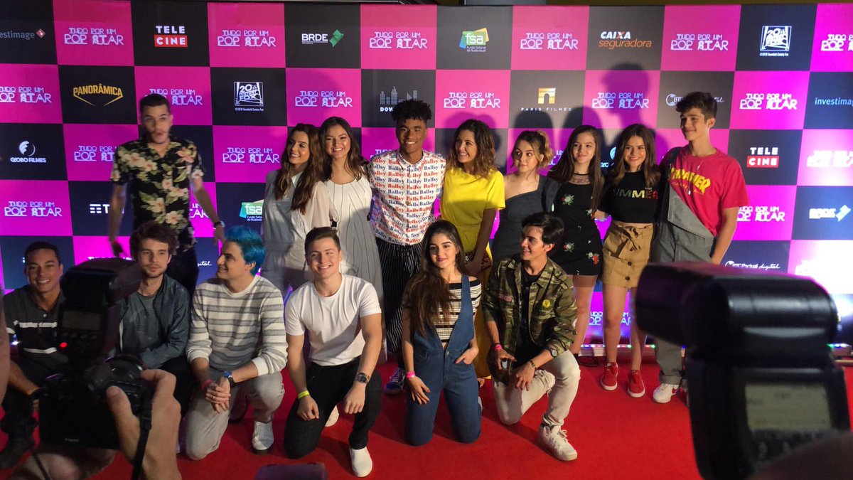FalaSerioMae_2's tweet photo. Ontem na pré-estreia de #TudoPorUmPopStar no RJ e foi MARAVILHOSO! 👏🏻 Muito obrigado a todos que compareceram e se divertiram com a gente! 💕✨ E não se esqueça: 11 de outubro nos cinemas de todo Brasil! #TudoPorUmPopStar 😍

https://t.co/MrpGJ7J4Kw https://t.co/W6YPp5ihZ5