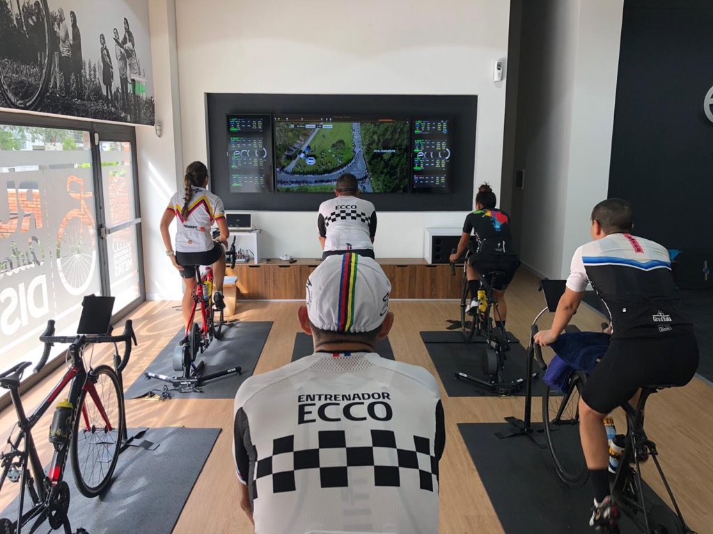 JfgEcco's tweet photo. @ESPNBike @mario_sabato @victorhugopenag simulando el recorrido del mundial y viéndolos por #CICLISMOxESPN https://t.co/adgAjMqOE2