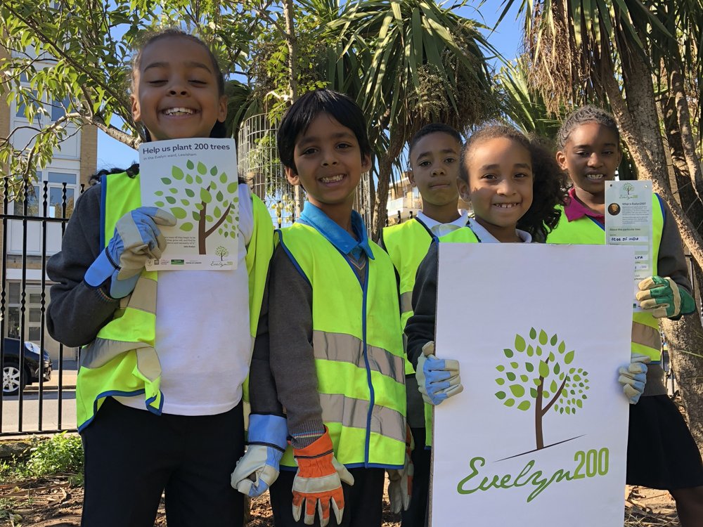 RideforResearch's tweet photo. Watch a short video of our recent Evelyn200 ride with @treesforcities and @deptfordfolk https://t.co/1C0Q661QiE https://t.co/vuhNgB3TWn