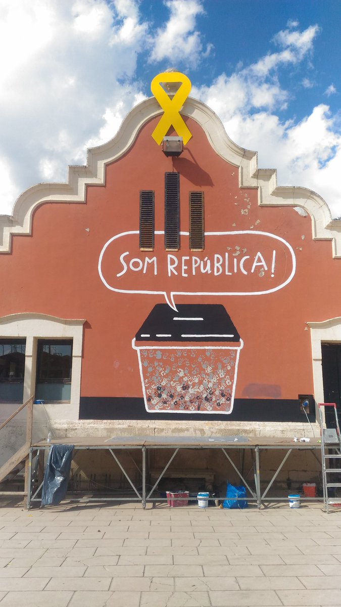 CDR_Savall's tweet photo. Entre tots i totes ho hem fet. Vam omplir les urnes ara fa un any, i avui hi hem tornat. #1OctAlCarrer #CDRenXarxa #TardorCalenta https://t.co/Mo4R7HrTjQ