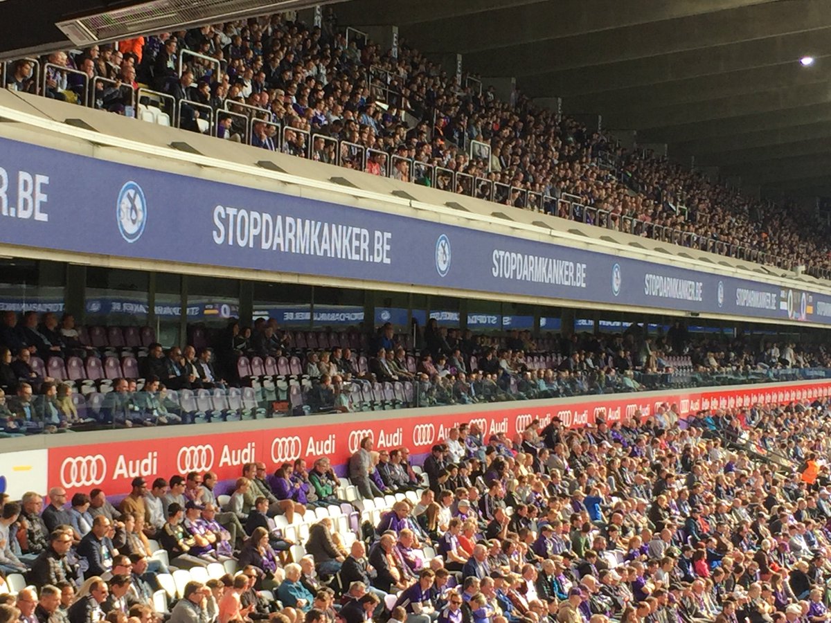 LucColemont's tweet photo. Het is en blijft een mooi zicht 😉
Onze @StopDarmkanker op de boarding bij @rscanderlecht 
#samensterk #tousensemble 
💙⚽️💜 #ANDSTV https://t.co/tsSnnRyEV3