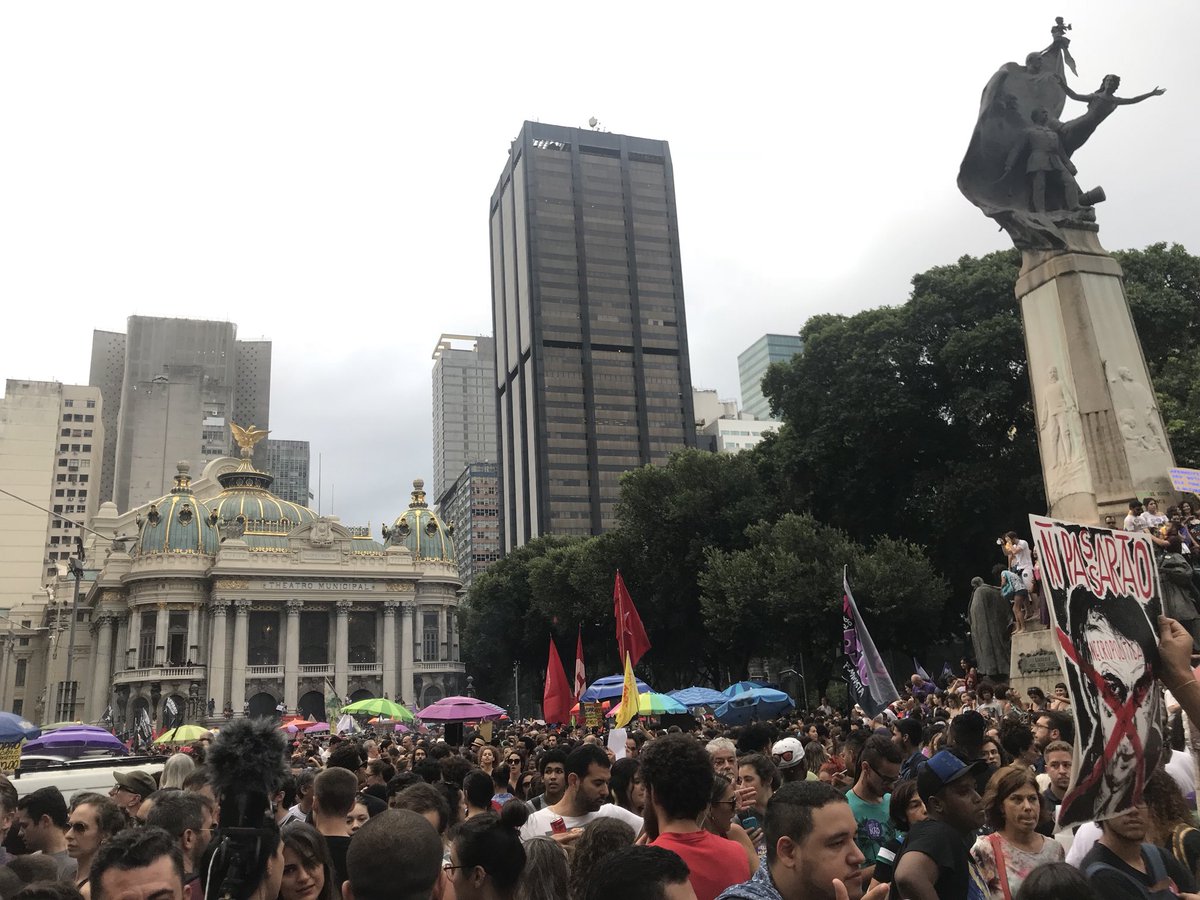 thays_venturim's tweet photo. Brazilian streets full of powerful women fighting against fascism, sexism, homofobia...#EleNao #HimNot #Eleições2018 https://t.co/vc7IUlmUTf