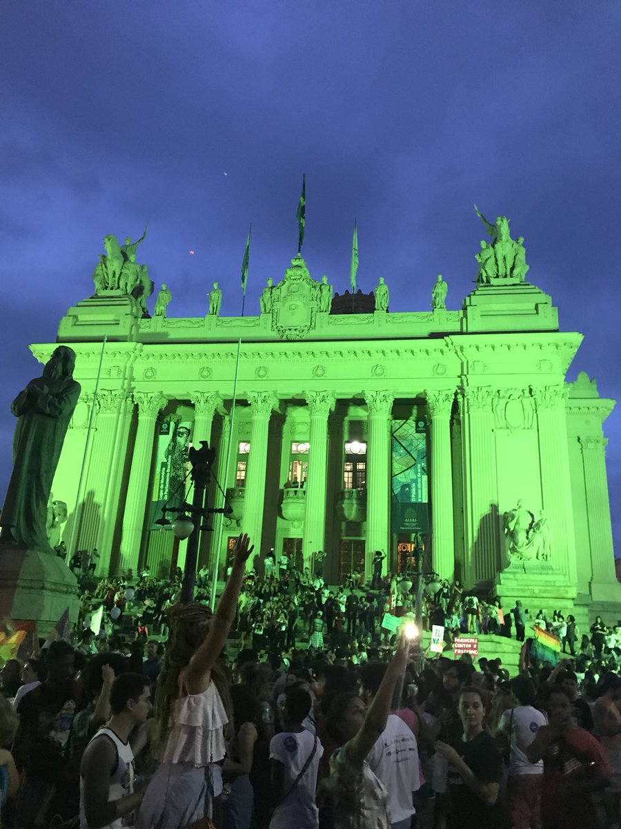 thays_venturim's tweet photo. Brazilian streets full of powerful women fighting against fascism, sexism, homofobia...#EleNao #HimNot #Eleições2018 https://t.co/vc7IUlmUTf