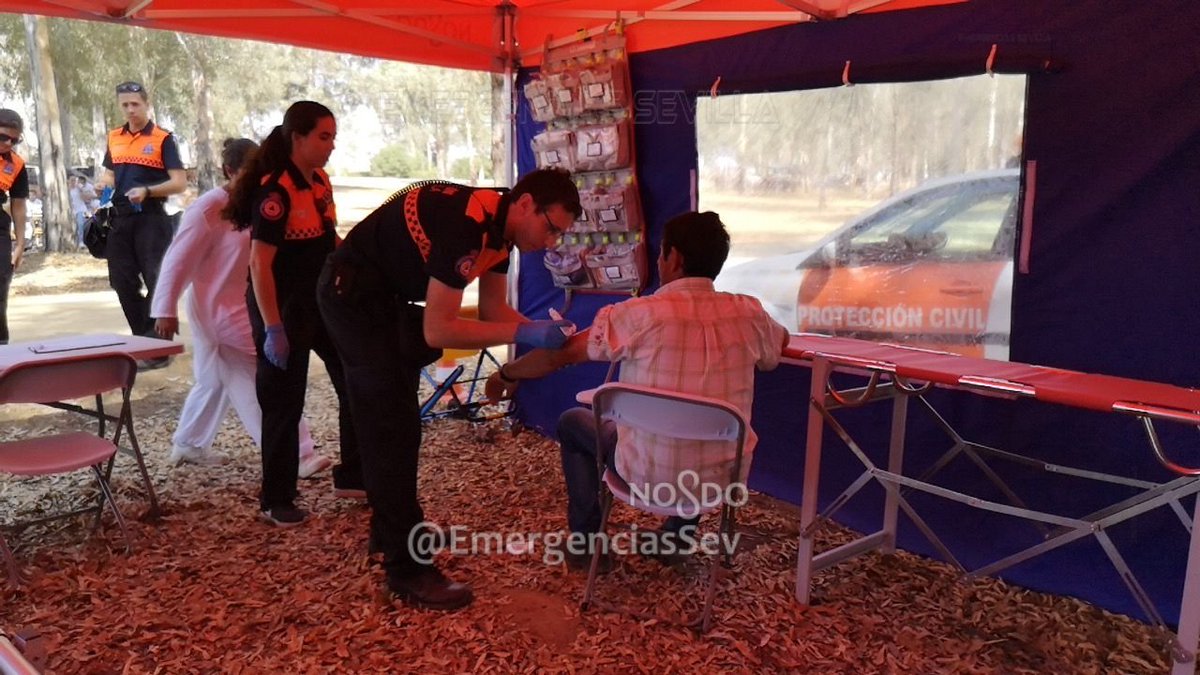 EmergenciasSev's tweet photo. #ProtecciónCivil asiste a una persona, con heridas leves, tras una caída de un charré en la Romería de #Torreblanca. Tras esto, sigue con sus allegados en la Romería. Normalidad en el dispositivo.
#Seguridad @Ayto_Sevilla https://t.co/VzliqftxDX