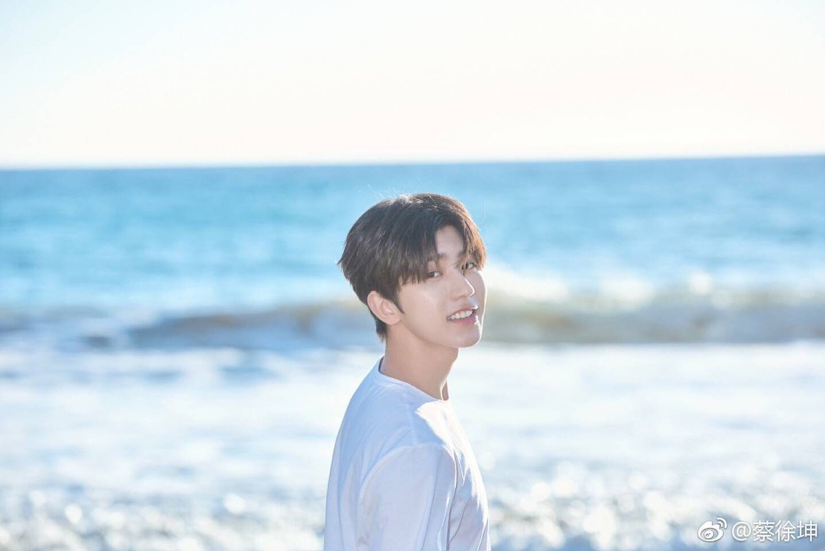 XUKUN_TH's tweet photo. 180930  蔡徐坤 weibo update: โปสการ์ดของคุณ เชิญเปิดได้เลย

☁️น้องไปเที่ยวมาแต่ก็ยังนึกถึงและถ่ายรูปมาฝากเหล่าikunด้วย💗
#CaiXukun #蔡徐坤 #ช่ายสวี่คุน #NinePercent https://t.co/hBdKwkJI8y