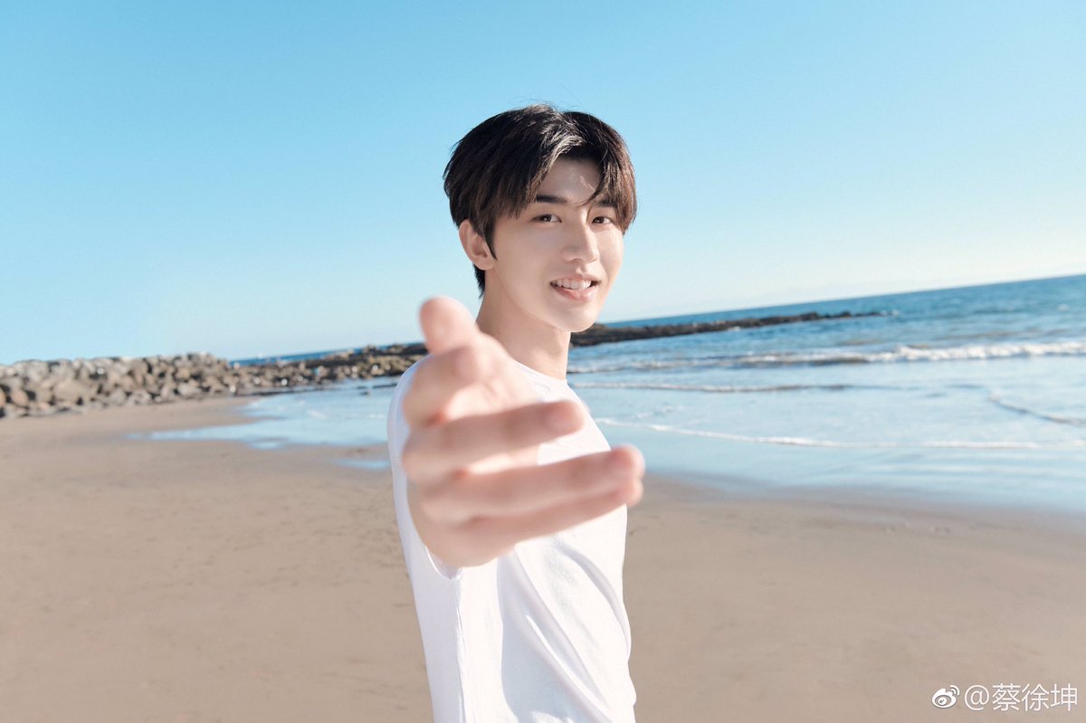 XUKUN_TH's tweet photo. 180930  蔡徐坤 weibo update: โปสการ์ดของคุณ เชิญเปิดได้เลย

☁️น้องไปเที่ยวมาแต่ก็ยังนึกถึงและถ่ายรูปมาฝากเหล่าikunด้วย💗
#CaiXukun #蔡徐坤 #ช่ายสวี่คุน #NinePercent https://t.co/hBdKwkJI8y