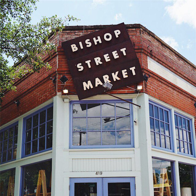 Did you know that #BishopStreetMarket is one of #BishopArtsDistrict’s oldest shops? Established in 1996, this cornerstone store is a must-visit for locally crafted and handmade gifts. 📸: @hutsonphoto