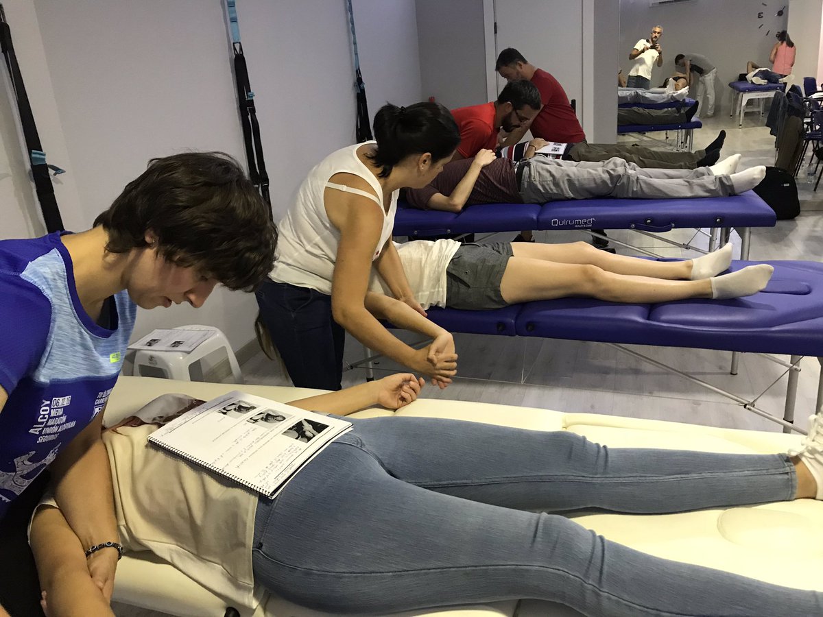 pacobautista1's tweet photo. Finalizado curso de #neurodinamica en Valencia. Muy agradecido al @ICOFCV por la confianza y la organización. Gran grupo. 👏💪 https://t.co/iUUbP5Cywc