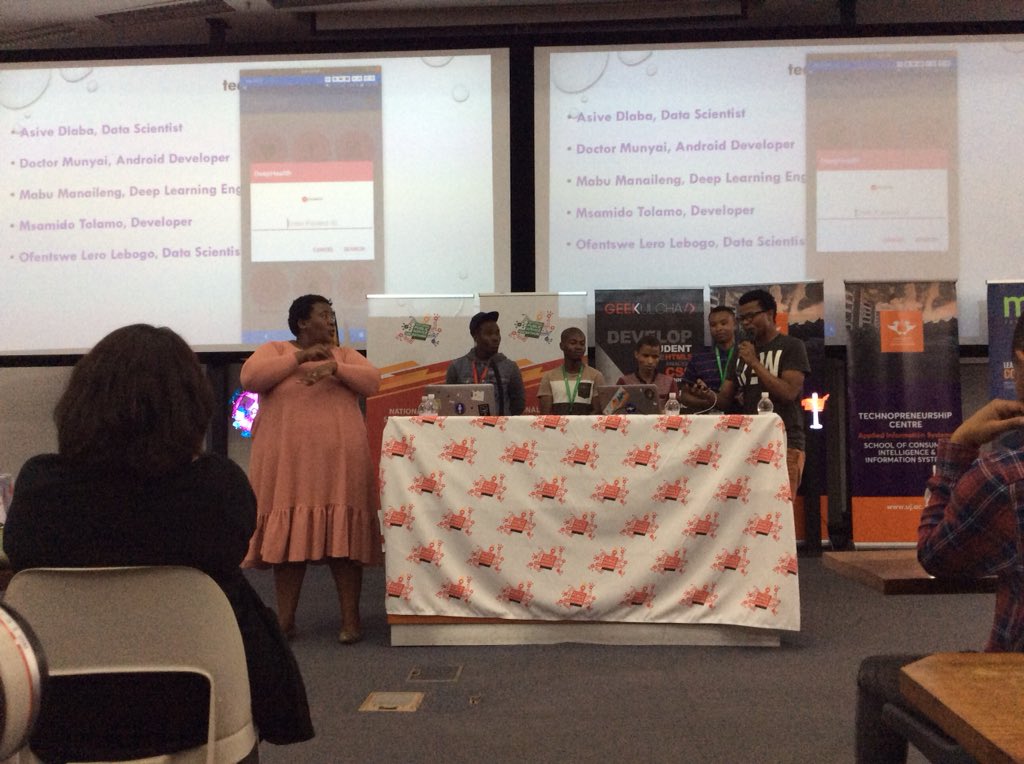 TiyaniTee's tweet image. Team #DataWizards showcasing their Deep Doctor solution at #IgniteHack 

@thedpsa @cpsi_sa @Geekulcha @MinAyandaDlodlo
