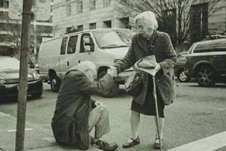 أخطأ هو 'فحزنت هـي 
سألوها هل ستتركيه؟

قالت : الحزن لحظه والحب عمر ❤️

#صافي