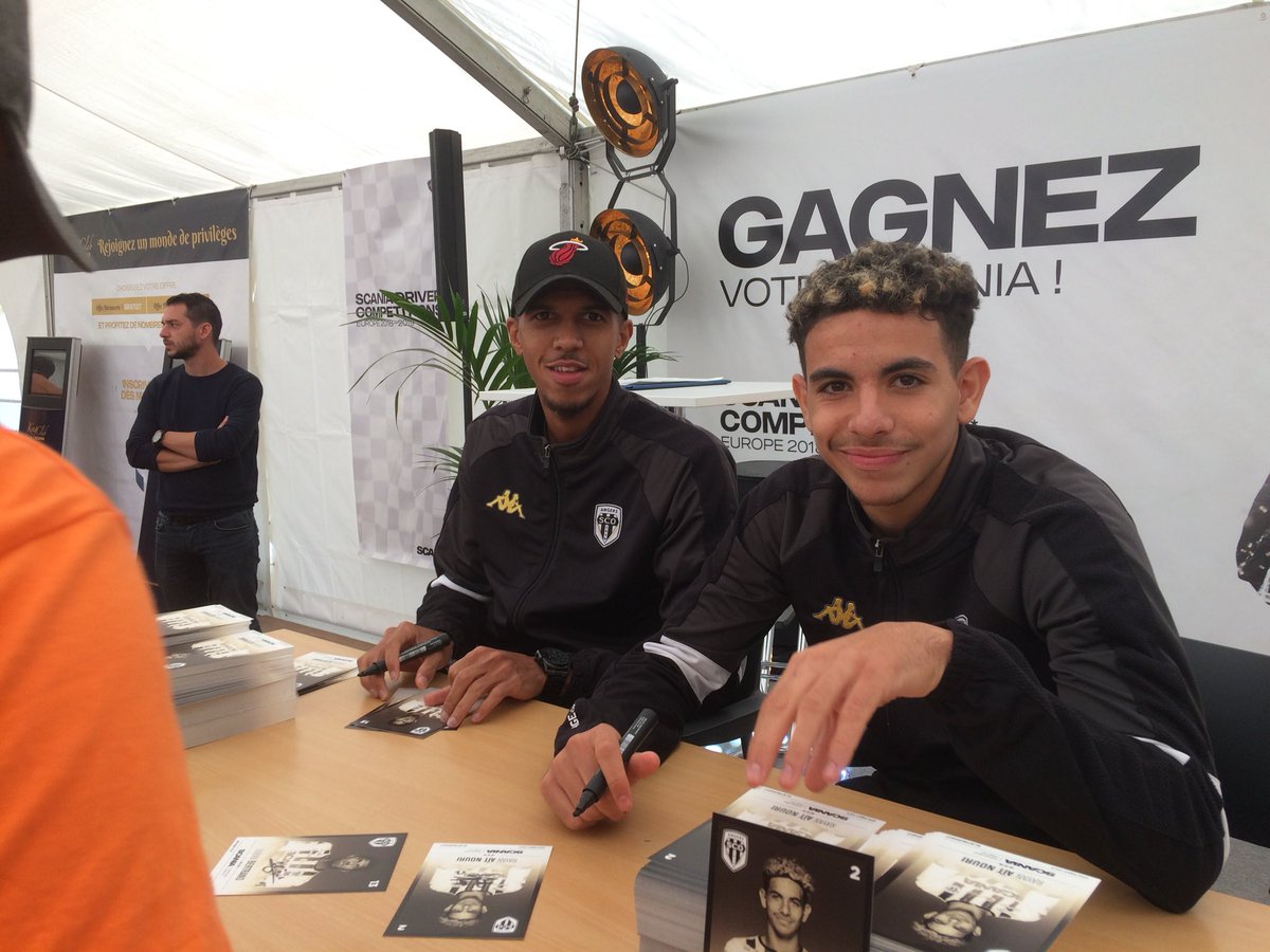 S_Lorne_49's tweet photo. Il y avait foule sur le stand @ScaniaFrance des @24heurescamions pour la séance de dédicaces des joueurs du @AngersSCO avec le pôle #Events de l’agence @Atmosphere_Com à la manœuvre. https://t.co/2thO7MEu8n
