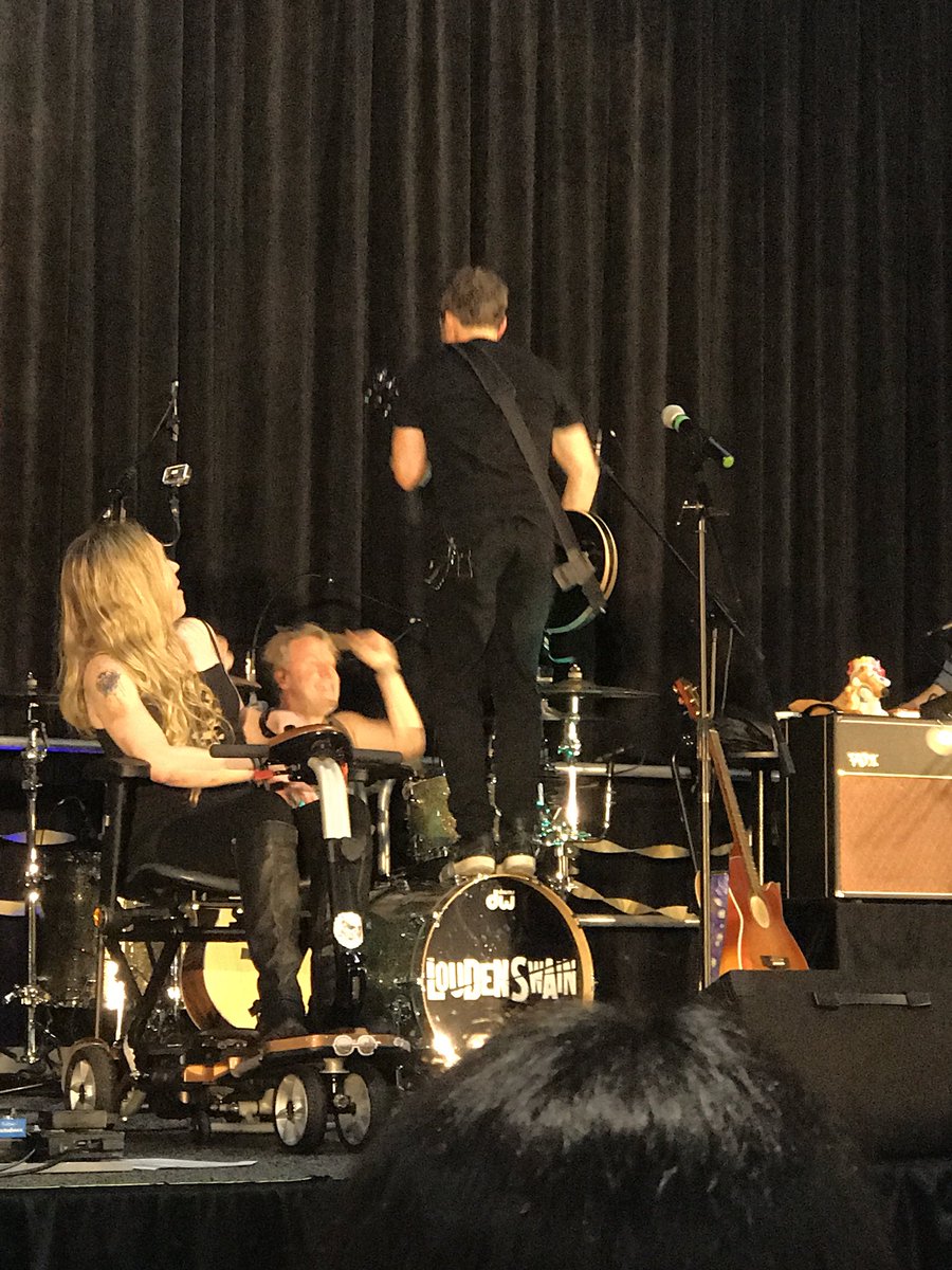 hsayer13's tweet photo. @RobBenedict rocking the house and @RachelMiner1 scared for his life. 😂 #SPNNJ #SNS https://t.co/NOM06OvTMt