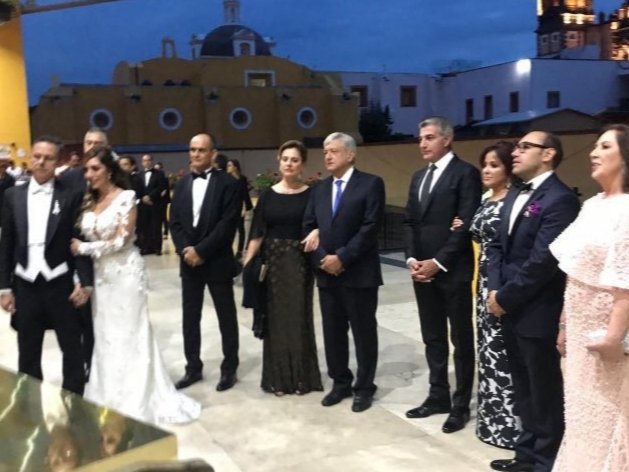 Mauricio_35m's tweet photo. ATENCIÓN: Ayer en Puebla había una pareja "fifi, con aires de señoritingos, él es el máximo Jefe de la mafia del poder, solo a trabajado una vez y por poco tiempo en su vida, y es $$$. Ella "odia" la vanidad, pero le gusta cantar y vivirán en el Palacio Imperial (Nacional). https://t.co/IQtCgkbnmF