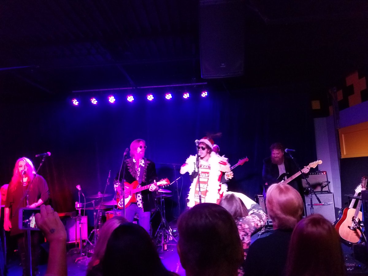 Spamadama's tweet photo. Awesome night at @YellowCabTavern rocking out with #PettyThieves and @tompetty fans. Elvis even showed up 🤴 #ItsGoodToBeKing https://t.co/A3V6YsfI9X