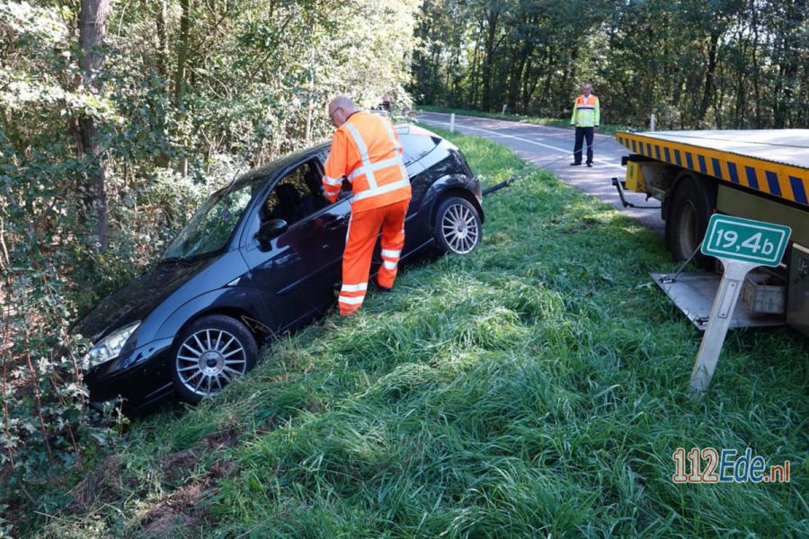 🚨 Jongeman belandt met zijn auto vanaf de A30 in de bosjes 112.press/QlrrfL 112Ede https://t.co/McMHQCxTFz