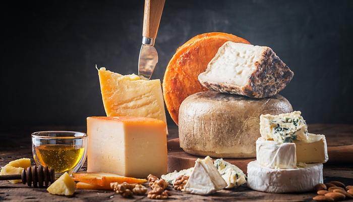 aufeminin's tweet photo. ALERTE job de rêve : cette entreprise vous paie pour manger du fromage https://t.co/lFLUyKWZct #fromageaddict https://t.co/Z6chrkl41J
