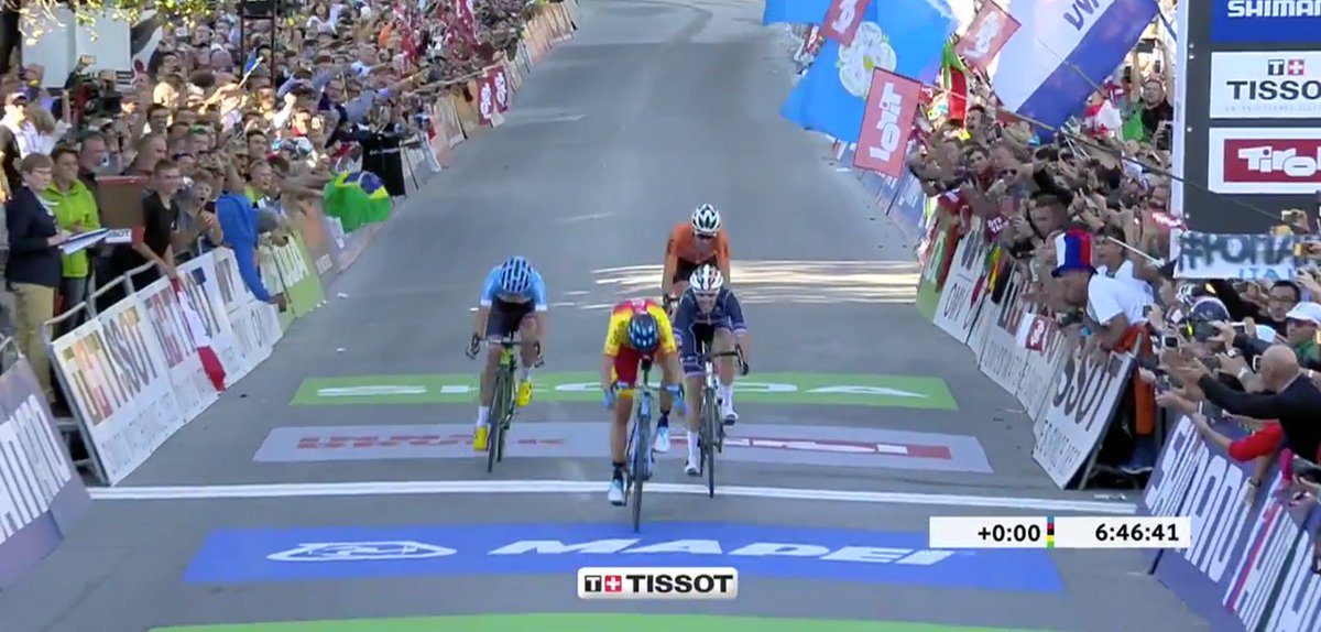🌈 #InnsbruckTirol2018 

Alejandro Valverde s'impose ! <a href="/romainbardet/">Romain Bardet</a> décroche l'argent !!! Quelle course ! 

Alejandro Valverde is the new World Champion ! <a href="/romainbardet/">Romain Bardet</a> takes the 2nd place ! What a race !