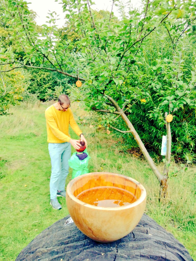 HelpBritBloss's tweet image. Great to lead a (slightly out of season) Wassail in Hollingworth, Tameside today for a little toast hanging, cider supping and even the dogs, owls and ferrets joined in with the singing. #Wassail