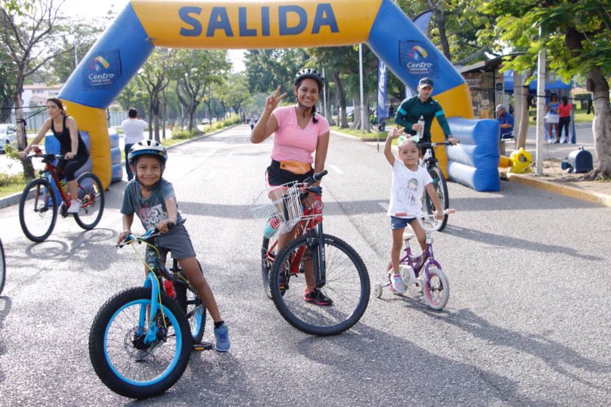 CasildaRuizA's tweet photo. Gracias familias por acompañarnos cada domingo en la #BiciRuta de #CentroEnMovimiento y disfrutar juntos de las actividades físicas y culturales. https://t.co/RwGGIWS5Cu
