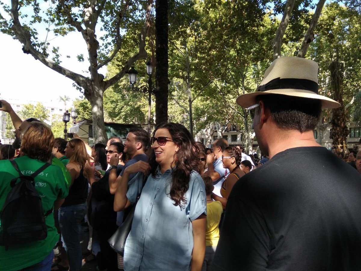libertadbenitez's tweet photo. Por la lucha de estas familias ha merecido todo la pena. 
Sus reivindicaciones no son una cuestión baladí. Ni mucho menos. Defienden el derecho a una educación digna y los derechos de la infancia. Casi na’ #AulasSiSaunasNo https://t.co/WgjXWUsUUx