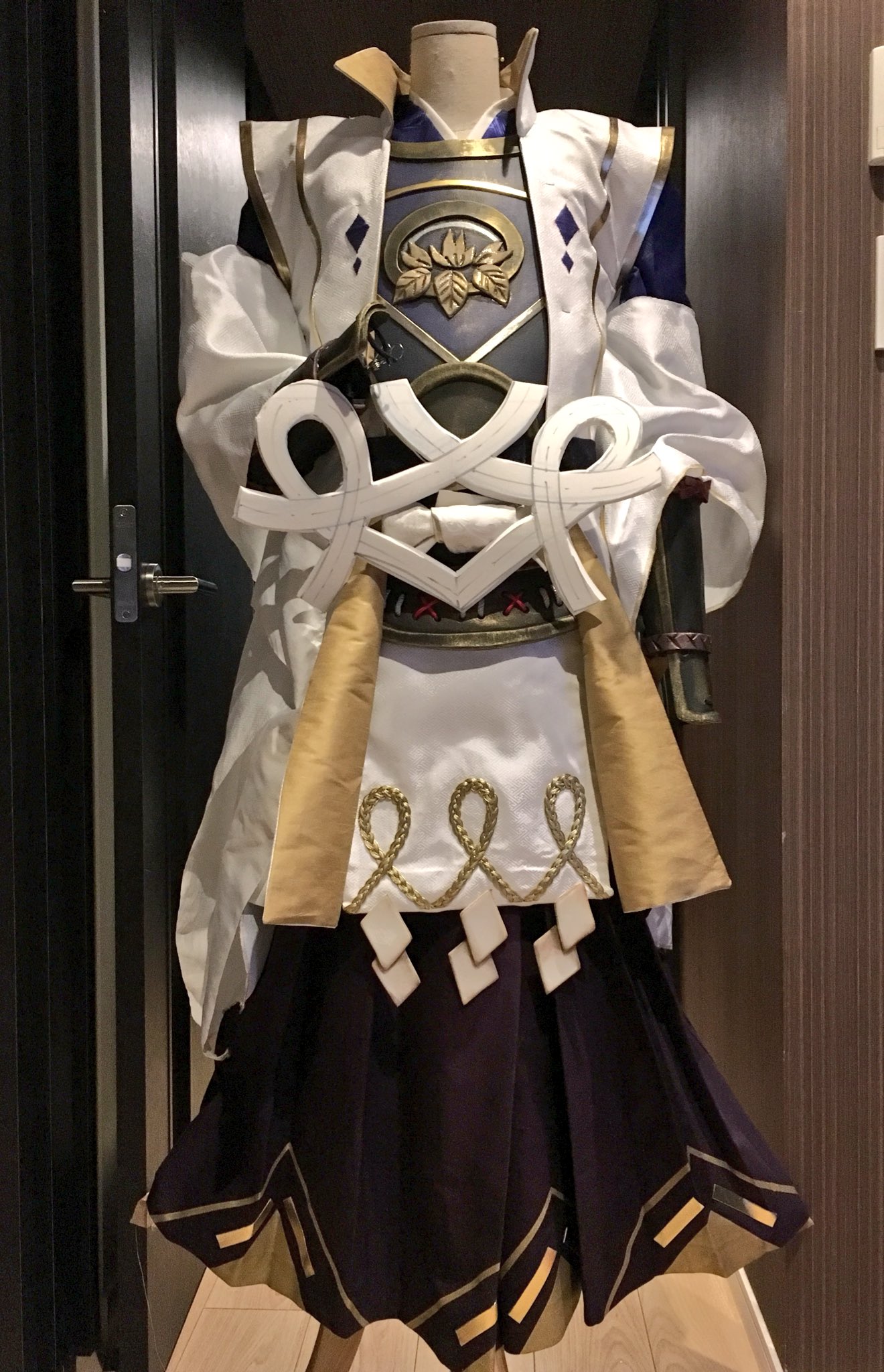 麗華 Reika 少しは進んだ 陰陽師の鬼切制作中 私は日が昇ってる時には衣装を作れないので 夕方から袴の模様入れ 前垂れ 鎧のグレードup 腰の白い何かをやりました T Co U5iv65ilbp Twitter