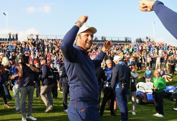 John Rahm celebra la victoria.