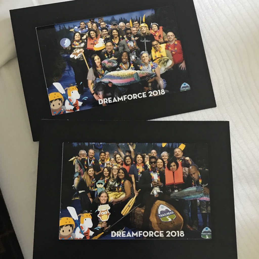 zazamataz's tweet photo. As I come to the end of my first year @salesforce journey, my “full circle” moment hit me. I saw the giant log photo from last year’s @Dreamforce and thought how fun it would be to be a part of this group. #DF18 and I’m in the photo(s)! #ZazDoesDF18 https://t.co/0Q2aMs2Ti1