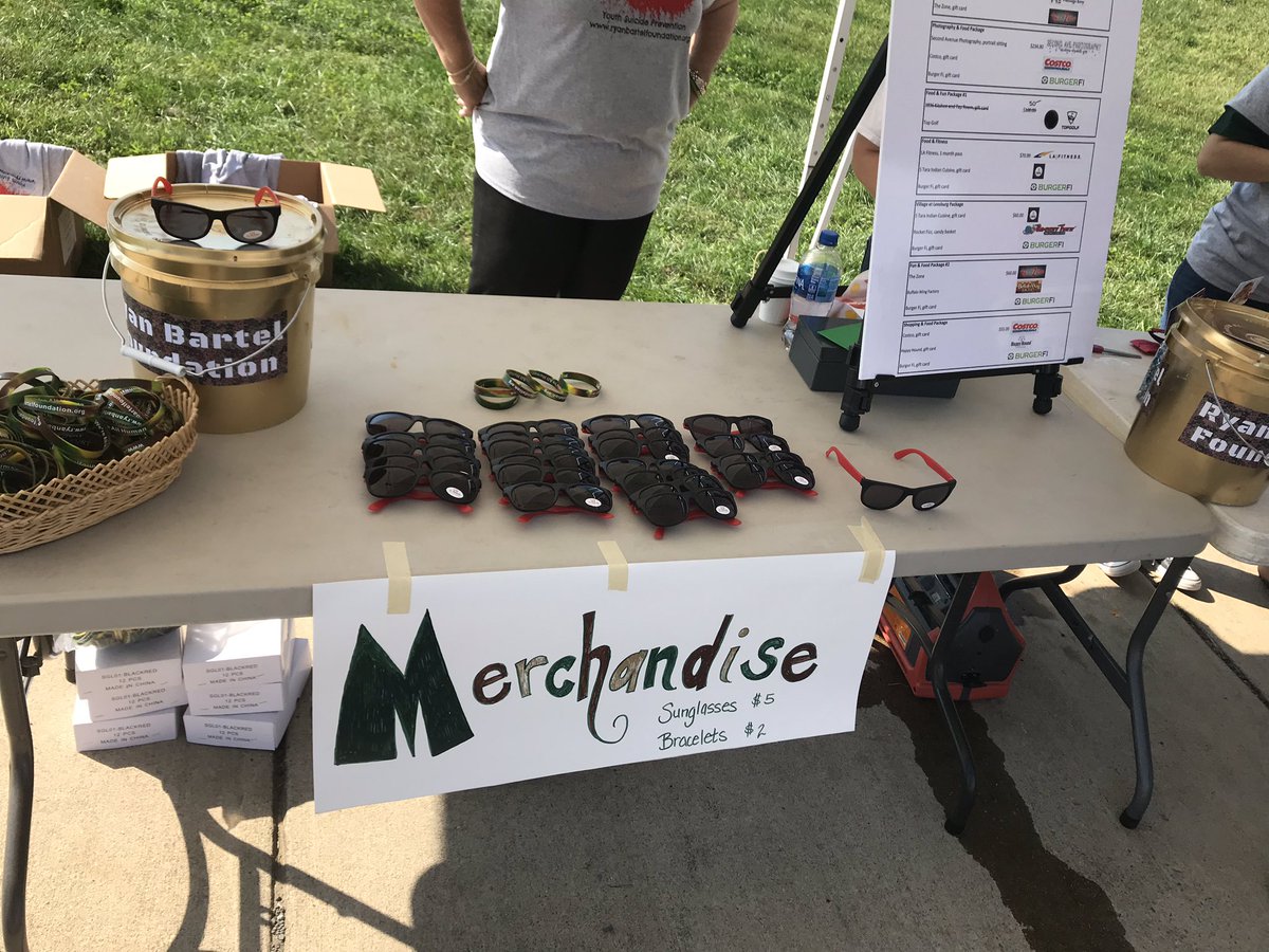 Having a great time at the <a href="/RyanBartelFdn/">RyanBartelFoundation</a> 5k!!!! Selling sunglasses and bracelets!