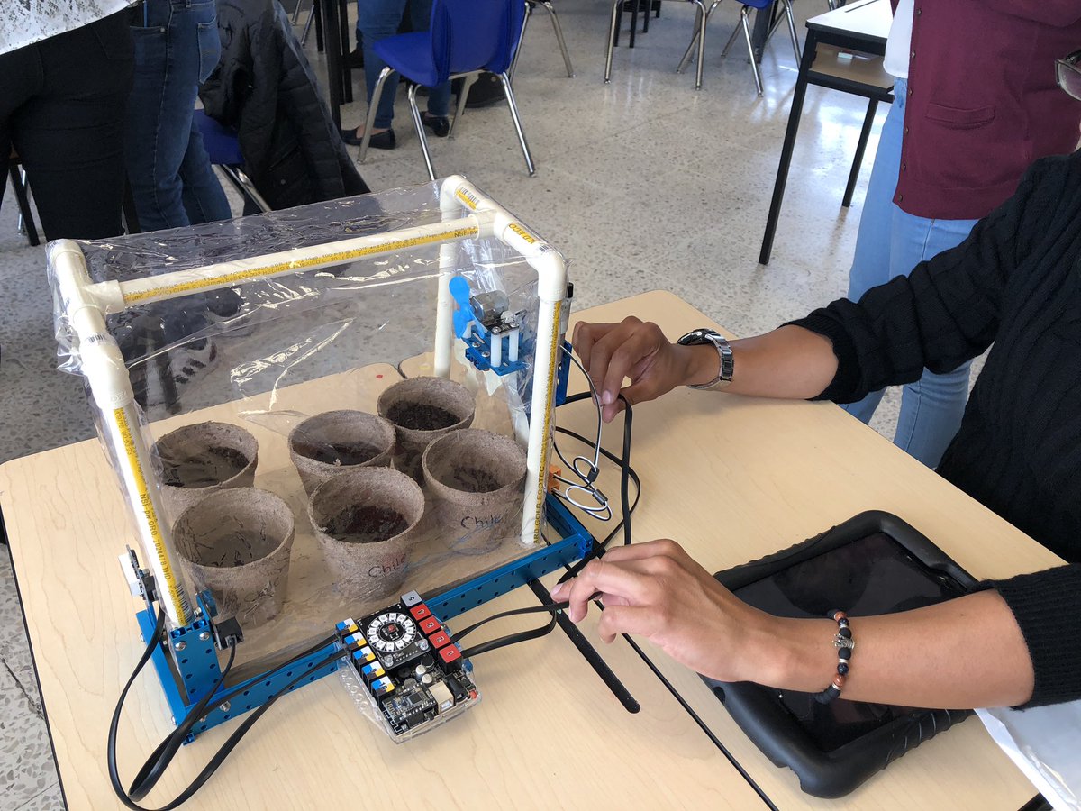 lorinoriega's tweet image. Experiencia Maker #challengeLab @Trinity_k01 @UNOint