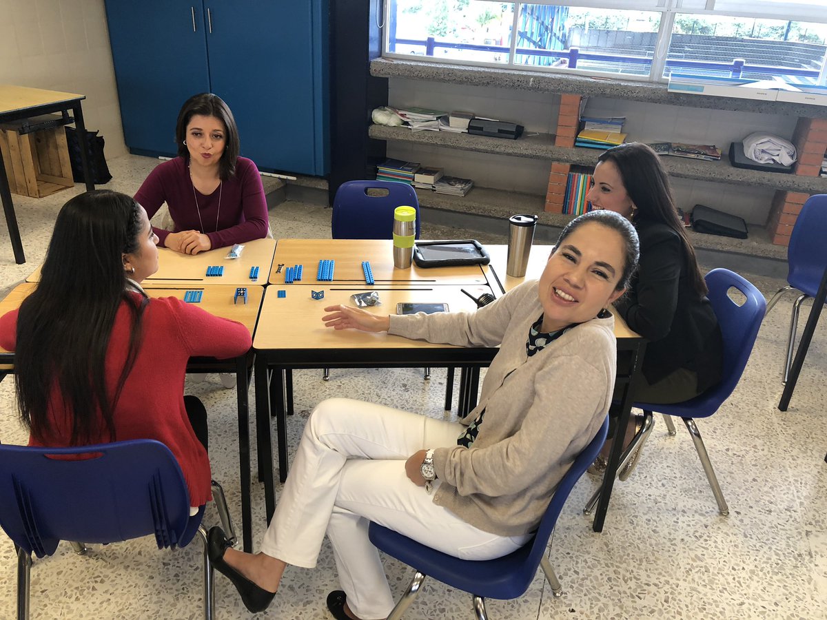 lorinoriega's tweet image. Experiencia Maker #challengeLab @Trinity_k01 @UNOint