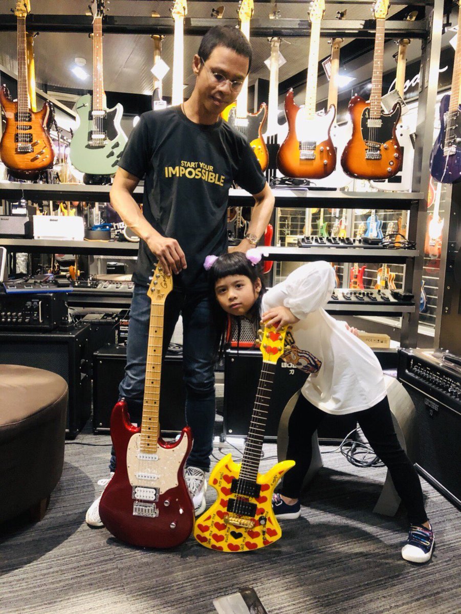 fc1jakkawal's tweet photo. ขอเสียงชาวRockหน่อย🔥🔥🎸🤘🤘🤘 ขอบคุณ ธีระมิวสิค ที่เอื้อเฟื้อสถานที่ ใครอยากได้เครื่องดนตรีดีๆ มีทุกแนว ไปที่นี่เลย ของเขาเยอะจริง #theeramusic #ธีระมิวสิค #minmaha #มินมิน https://t.co/iePyiHn8jh