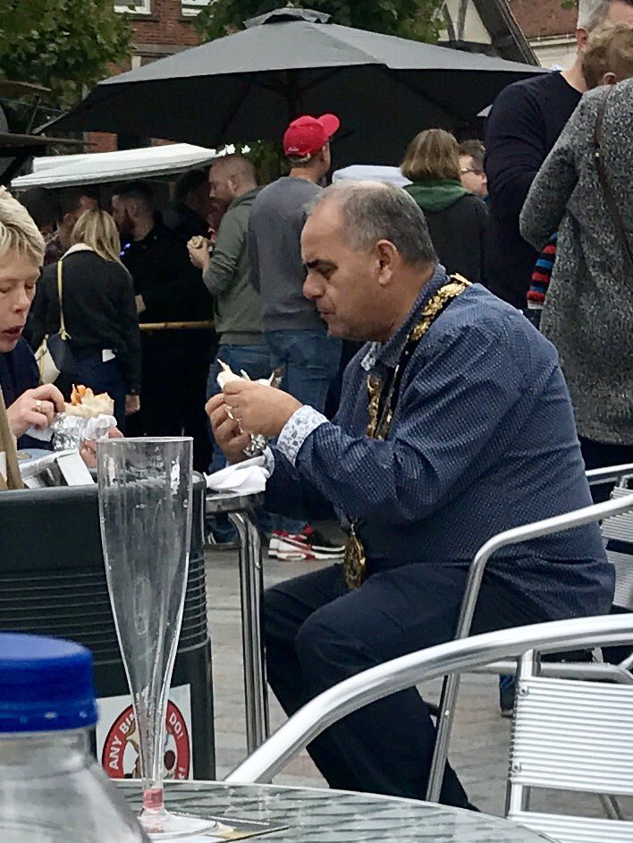 AndyRT's tweet photo. Lovely to catch up with @salisburymayor at #salisbury  #foodiesunday and see so many happy visitors! #lovesalisbury @SalisburyDCCI @wiltscouncil @RRT7F https://t.co/NUYY9YNtdn