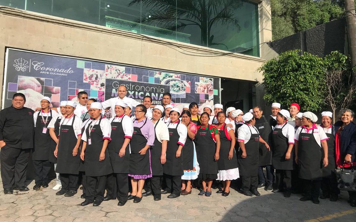 CCGM_MX's tweet photo. Hoy a las 11:00 hrs el chef Jorge David Martínez y la Mayora Fidelina San Martín Jiménez de @ElPortonMexico, junto a Cristina Velázquez, cocinera tradicional de San Juan de Atzingo, Estado de México darán una clase demo #ManoAMano en @MNCP_DGCP. ¡Te esperamos! https://t.co/Cs3v5T5H7k