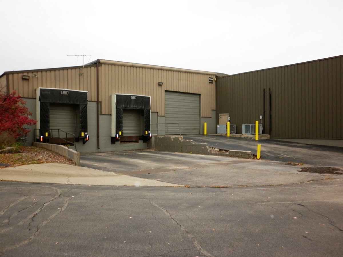FallonRealty's tweet image. BASE RENT REDUCED TO $4. PSF + taxes - 22,488 sf former distribution warehouse - 18 ft US - includes 3500 sf of office space - 2 drive-in doors, 2 docks - 1200A/3 Phase/480V power - rear fenced storage - located in suburb of Gates near 490W expressway.