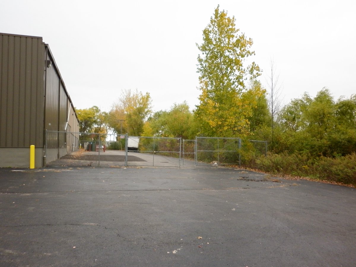 FallonRealty's tweet image. BASE RENT REDUCED TO $4. PSF + taxes - 22,488 sf former distribution warehouse - 18 ft US - includes 3500 sf of office space - 2 drive-in doors, 2 docks - 1200A/3 Phase/480V power - rear fenced storage - located in suburb of Gates near 490W expressway.