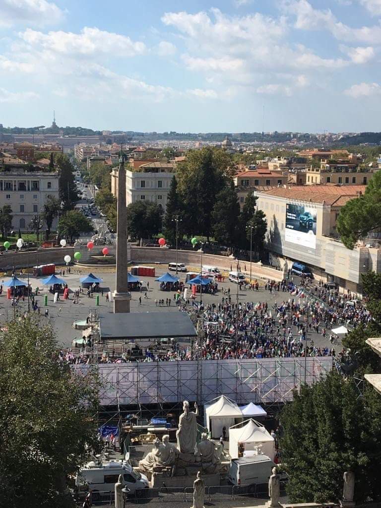 DiegoFusaro's tweet photo. La manifestazione del Pd. Piazza vuota. Gli italiani hanno capito infine chi sono i nemici. https://t.co/ghuBmaeJ4K