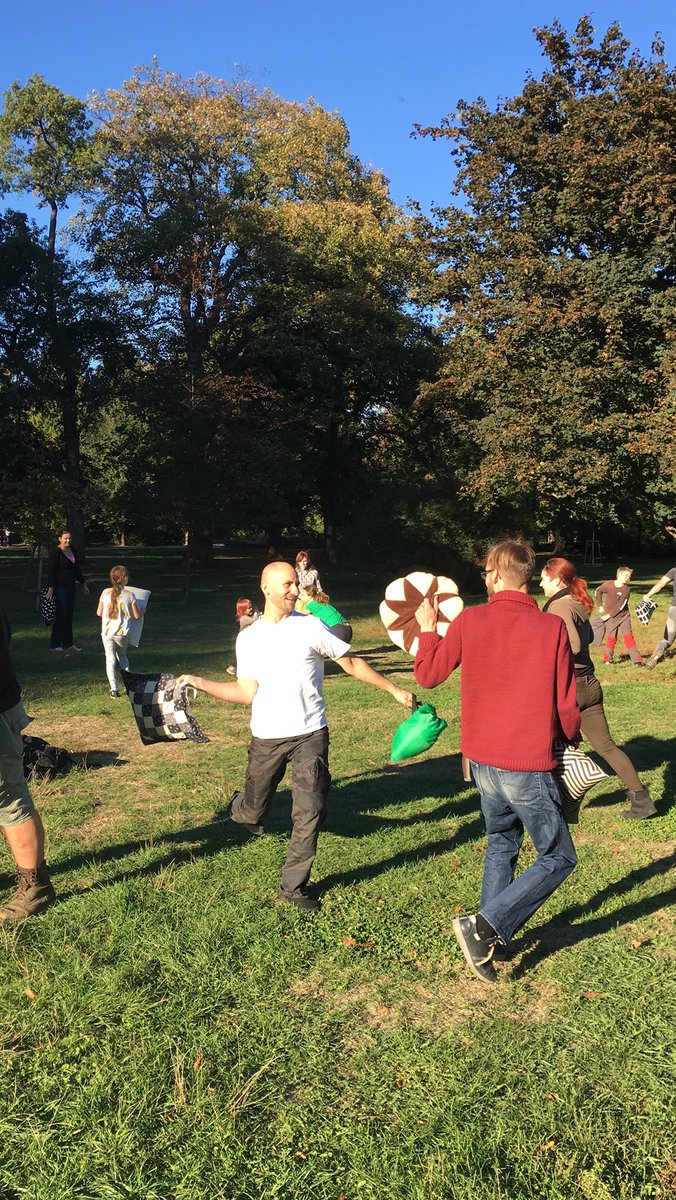 DStudnicky's tweet photo. Použito bylo rozličné spektrem zbraní - od polstaru hranatych po polštáře kulaté #stisk #munimedia #pillowbattle https://t.co/xeX4zalGbG