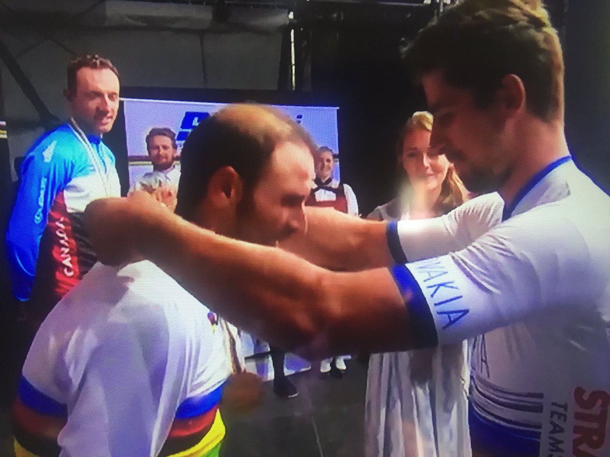 cyclismactu's tweet photo. L’image du jour : @petosagan qui remet la médaille d’or de champion du monde à @alejanvalverde https://t.co/hItDtvxPXA #Sagan #Valverde #Bardet #Woods #UCI #Cycling #WorldChampion https://t.co/Lg0EZUm6yI