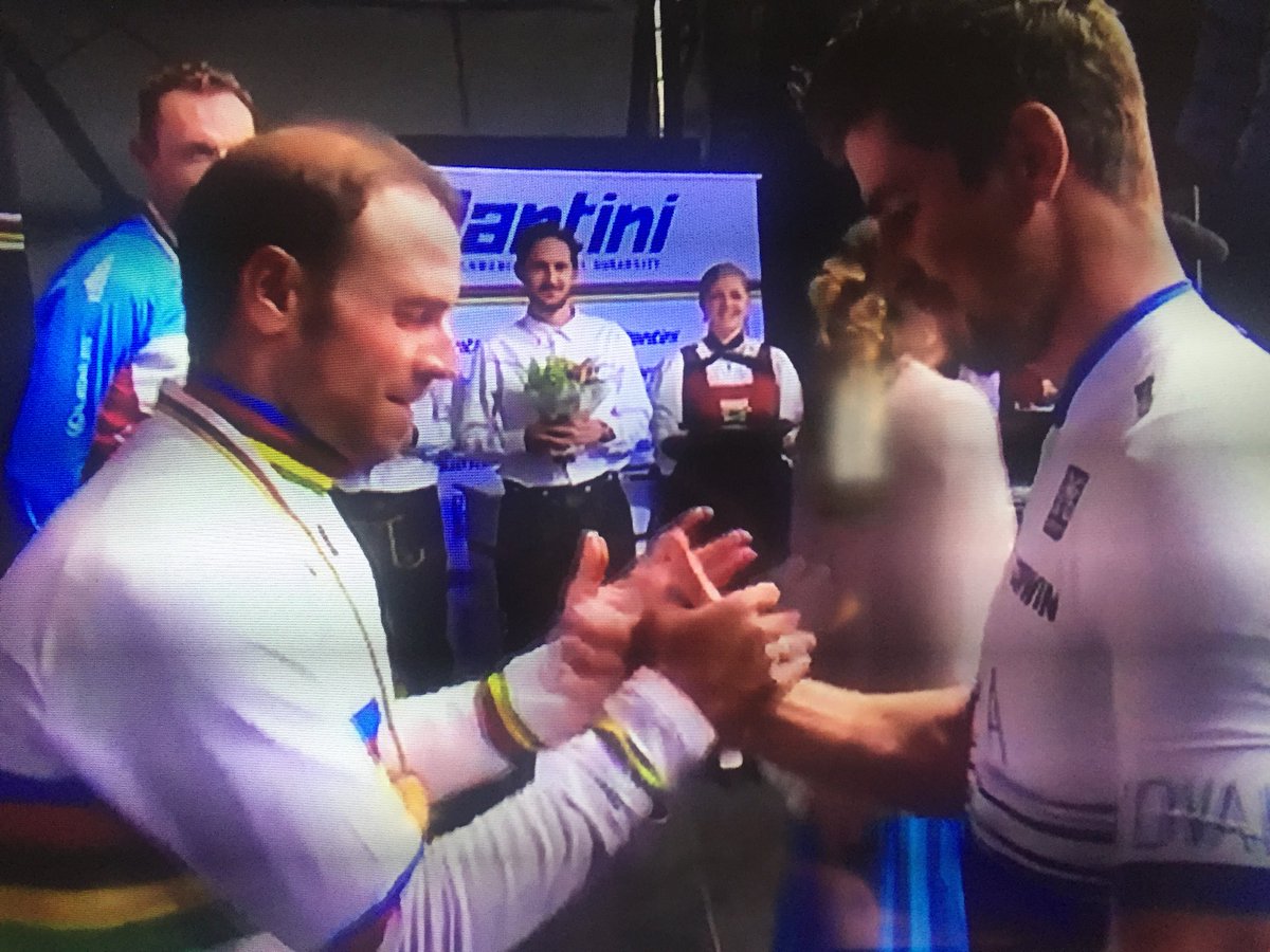 cyclismactu's tweet photo. L’image du jour : @petosagan qui remet la médaille d’or de champion du monde à @alejanvalverde https://t.co/hItDtvxPXA #Sagan #Valverde #Bardet #Woods #UCI #Cycling #WorldChampion https://t.co/Lg0EZUm6yI