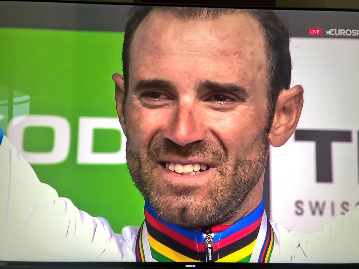 m_marchante's tweet photo. Este tío hace un año luchaba a sus 37 años x volver a competir en bici tras romperse astrágalo y rótula en @letour. Hoy, con 38, es CAMPEÓN DEL MUNDO.Nada mas que decir.#honor #legend @alejanvalverde https://t.co/NwmplrwAlD