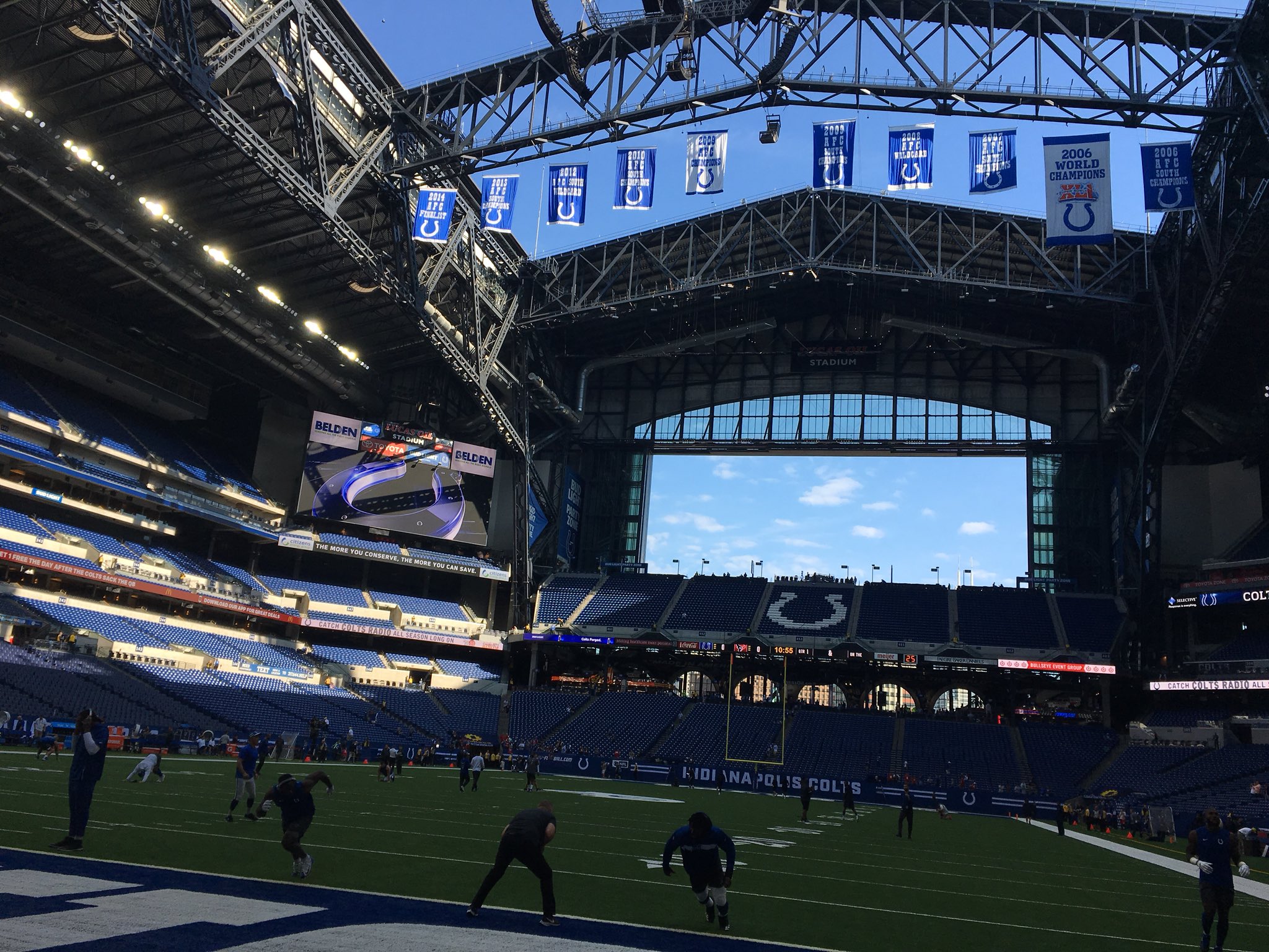 Clark Wadeさんはtwitterを使っています Roof Window Open At Lucas Oil Stadium For Today S Divisional Game Vs Texans Houvsind Colts T Co Tedhepk5dp Twitter